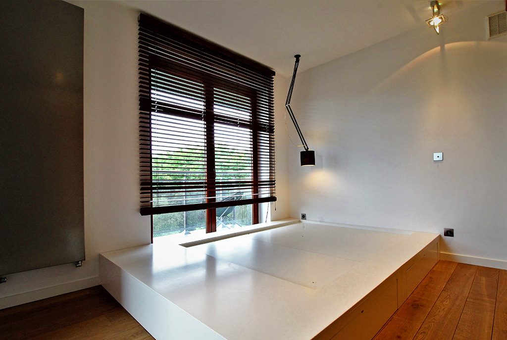 widok na elegancką sypialnię w luksusowym apartamencie w Krakowie na wynajem