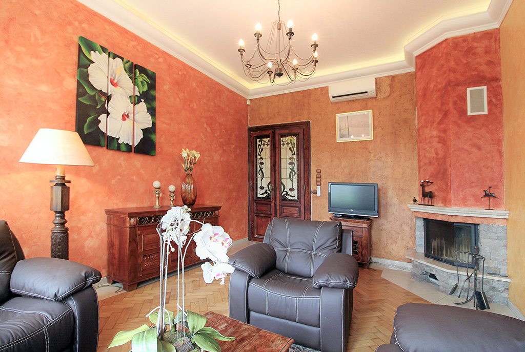 salon urządzony w stylu klasycznym z kominkiem w ekskluzywnym apartamencie do wynajęcia w Krakowie