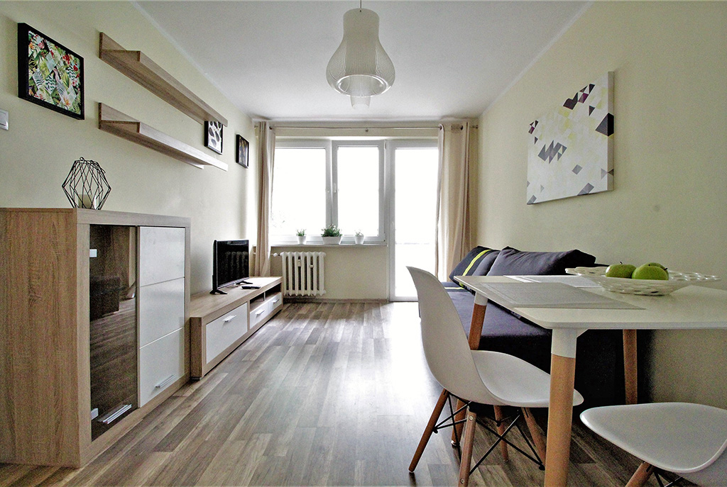 widok z innej perspektywy na luksusowy salon w ekskluzywnym apartamencie do wynajmu w Krakowie