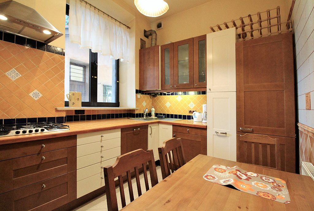 umeblowana kuchnia w zabudowie w ekskluzywnym apartamencie do wynajmu w Krakowie
