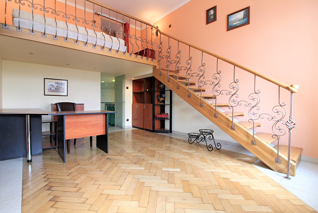 przestronne wnętrze luksusowego apartamentu w Krakowie na wynajem