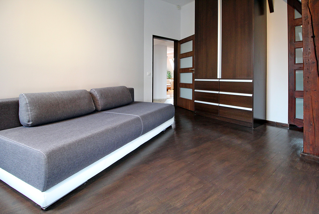 elegancka i stylowa sypialnia w luksusowym apartamencie w Krakowie na wynajem