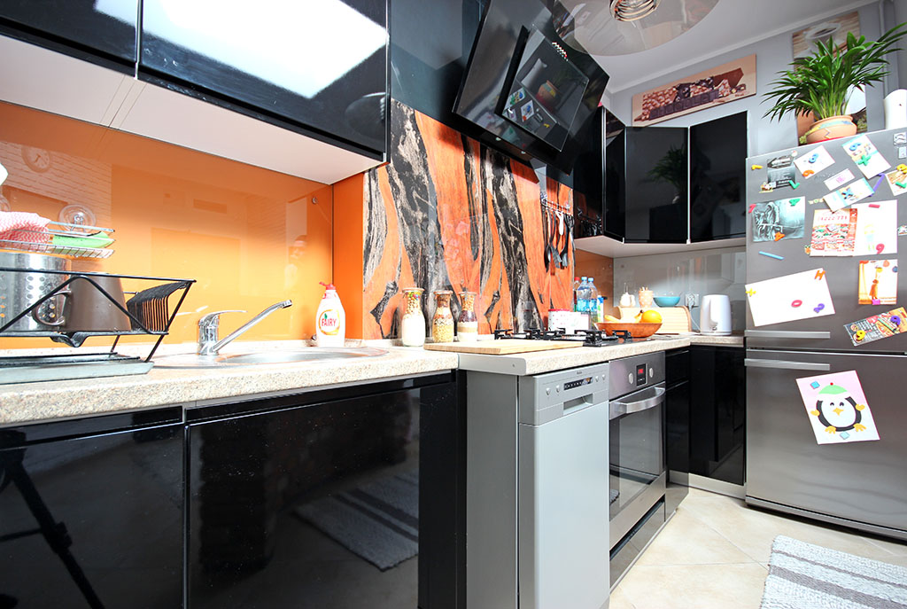 zdjęcie prezentuje nowoczesną kuchnię w luksusowym apartamencie w Szczecinie na wynajem