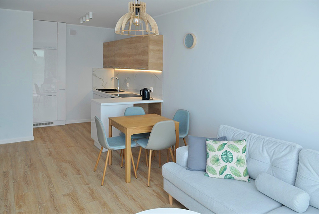 widok na komfortowe, przestronne wnętrze w luksusowym apartamencie do wynajmu w Szczecinie