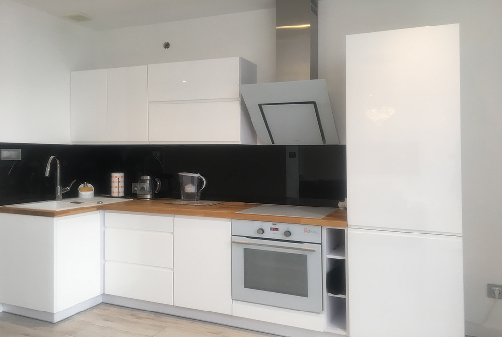 nowocześnie umeblowana kuchnia w luksusowym apartamencie w Szczecinie na wynajem