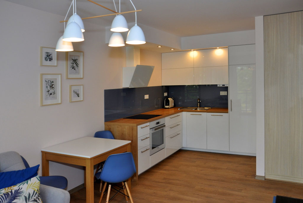komfortowo urządzona kuchnia w luksusowym apartamencie do wynajmu we Wrocławiu