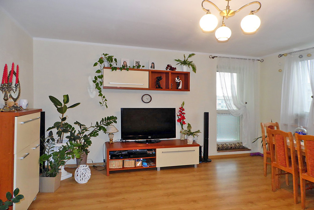 komfortowy salon w ekskluzywnym apartamencie do sprzedaży w Malborku