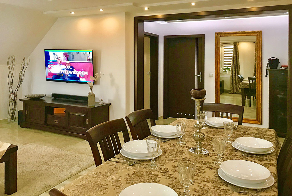 widok od strony jadalni na salon w ekskluzywnym apartamencie do sprzedaży w okolicach Legnicy