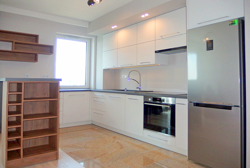 widok na umeblowaną kuchnię w luksusowym apartamencie we Wrocławiu na wynajem