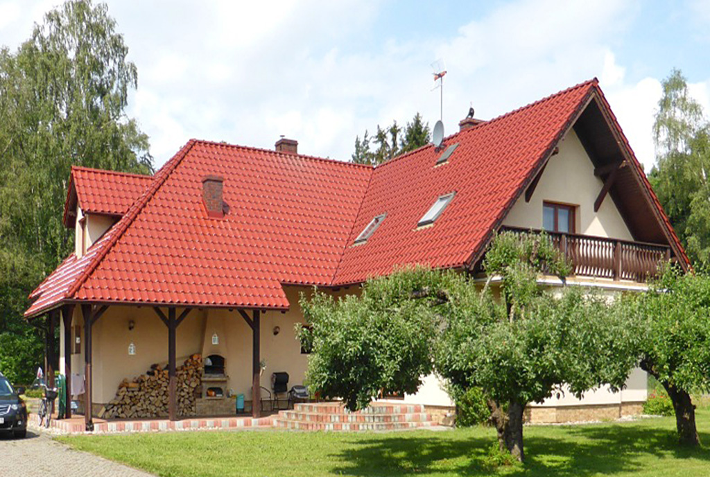 widok od strony ogrodu na ekskluzywną willę do sprzedaży nad morzem