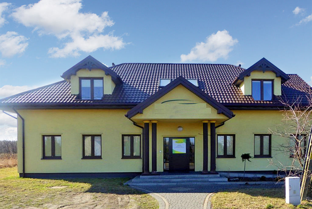 reprezentacyjne wejście do ekskluzywnej willi do sprzedaży w Piotrkowie Trybunalskim