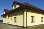 widok od strony ogrodu na luksusową willę do sprzedaży w Piotrkowie Trybunalskim