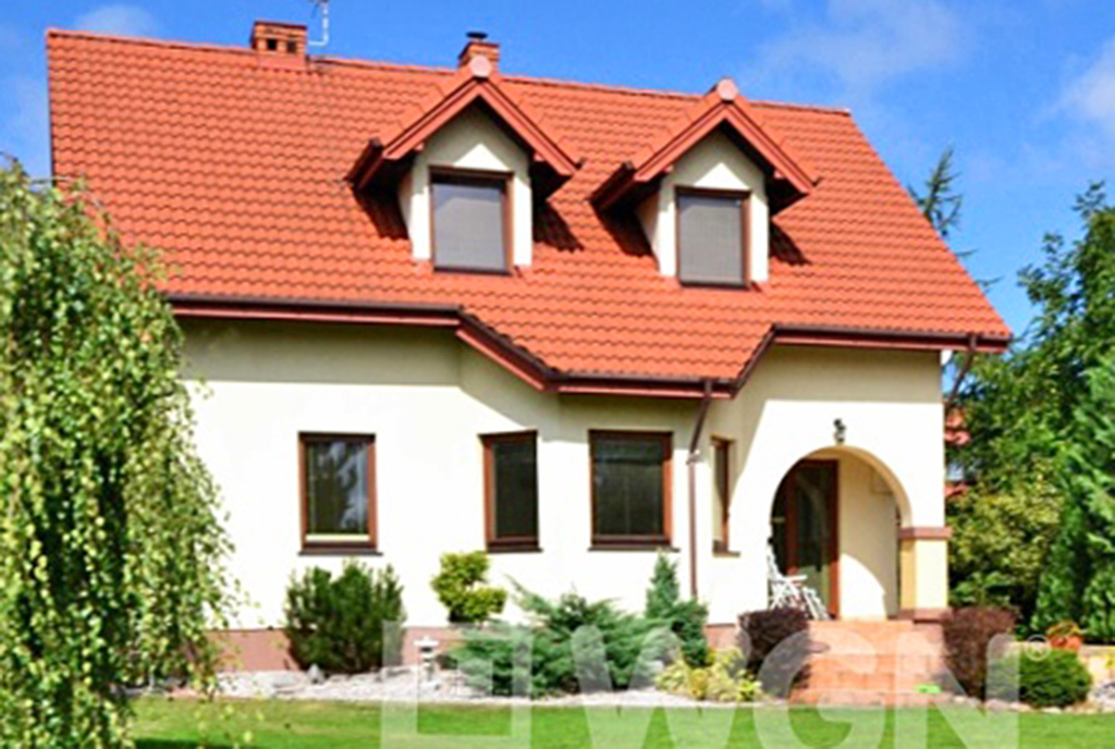 widok od strony ogrodu na luksusową willę do sprzedaży w Radomiu