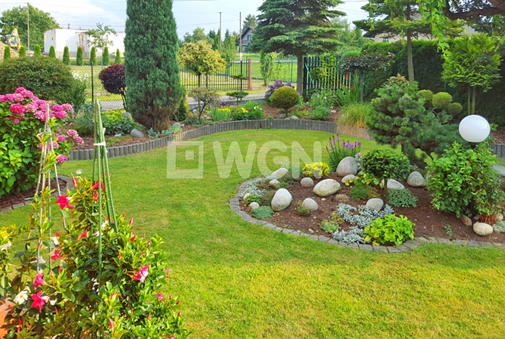 na zdjęciu zadbana i zagospodarowana działka wokół luksusowej wili w okolicach Bielska-Białej na sprzedaż