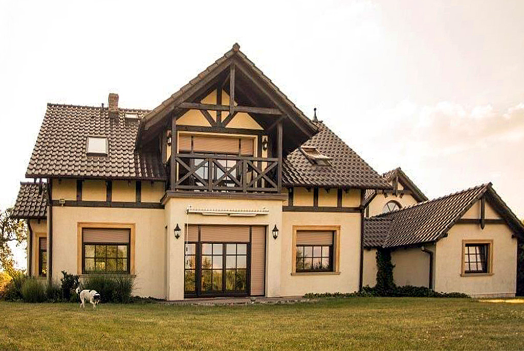 widok od strony ogrodu na luksusową willę w okolicach Bolesławca na sprzedaż