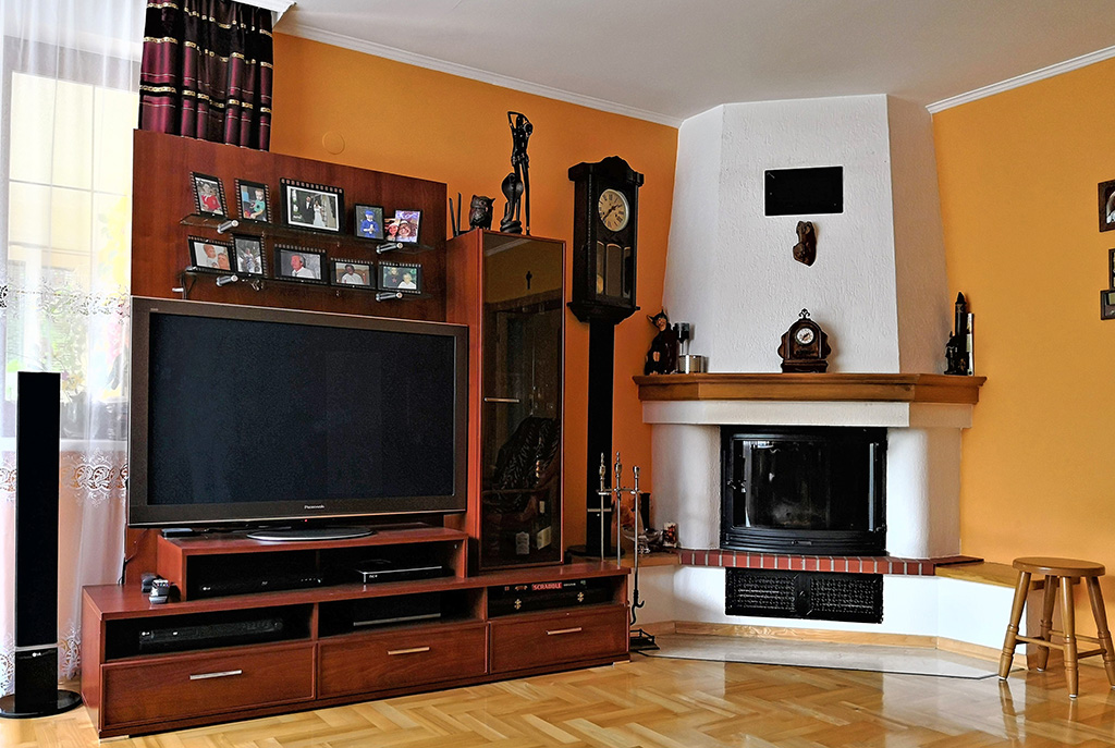 widok na salon z kominkiem w ekskluzywnej willi do sprzedaży w okolicach Krakowa