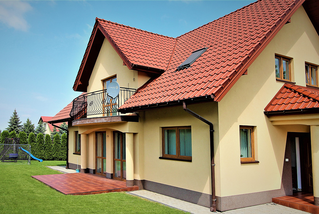 widok od strony ogrodu na luksusową willę w okolicach Krakowa na sprzedaż