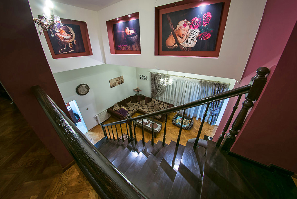 widok z górnego poziomu na komfortowy salon w ekskluzywnej willi do sprzedaży w okolicach Legnicy