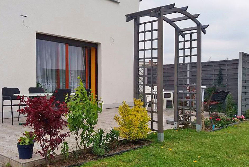 fragment przestronnego tarasu przy ekskluzywnej willi w okolicach Poznania na sprzedaż