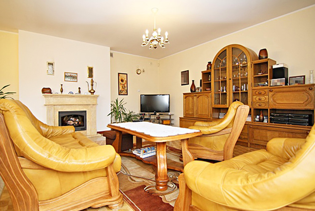 stylowo urządzony salon w ekskluzywnej willi do sprzedaży w okolicach Sieradza