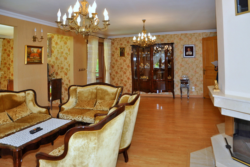 wytworny salon w ekskluzywnej willi do sprzedaży w okolicach Wrocławia