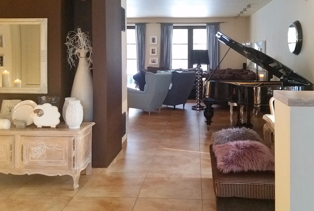 wytworny salon w ekskluzywnej willi do sprzedaży w Łodzi