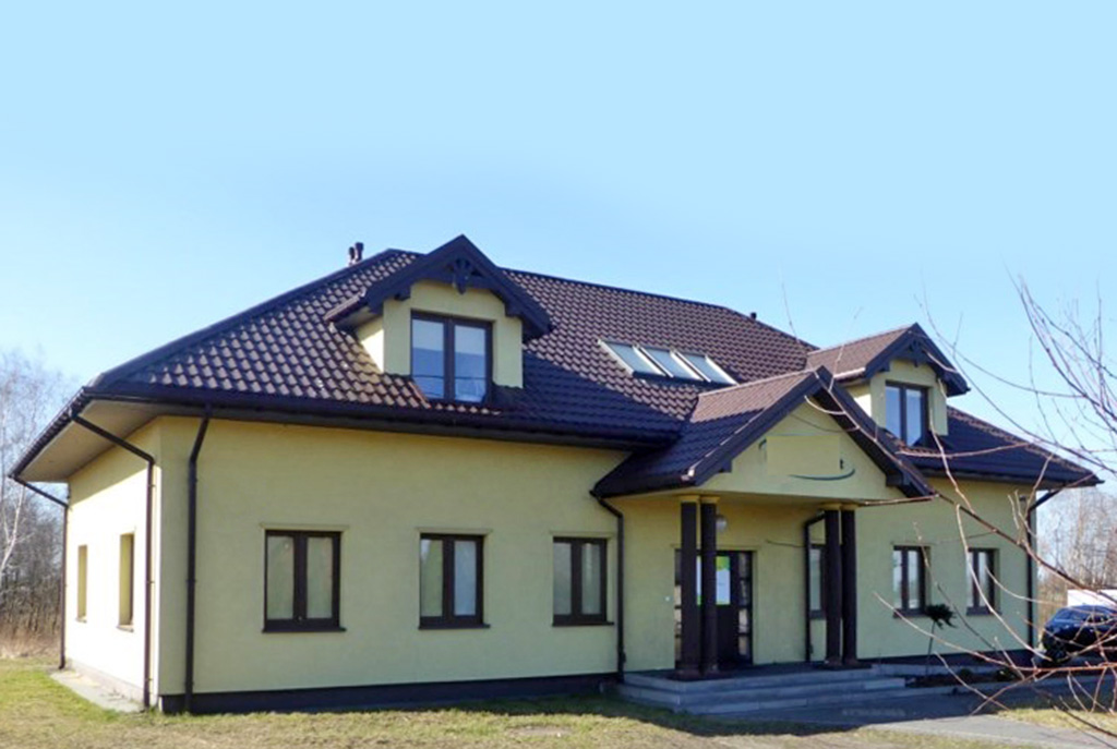 front oraz reprezentacyjne wejście do ekskluzywnej willi do wynajęcia w Piotrkowie Trybunalskim