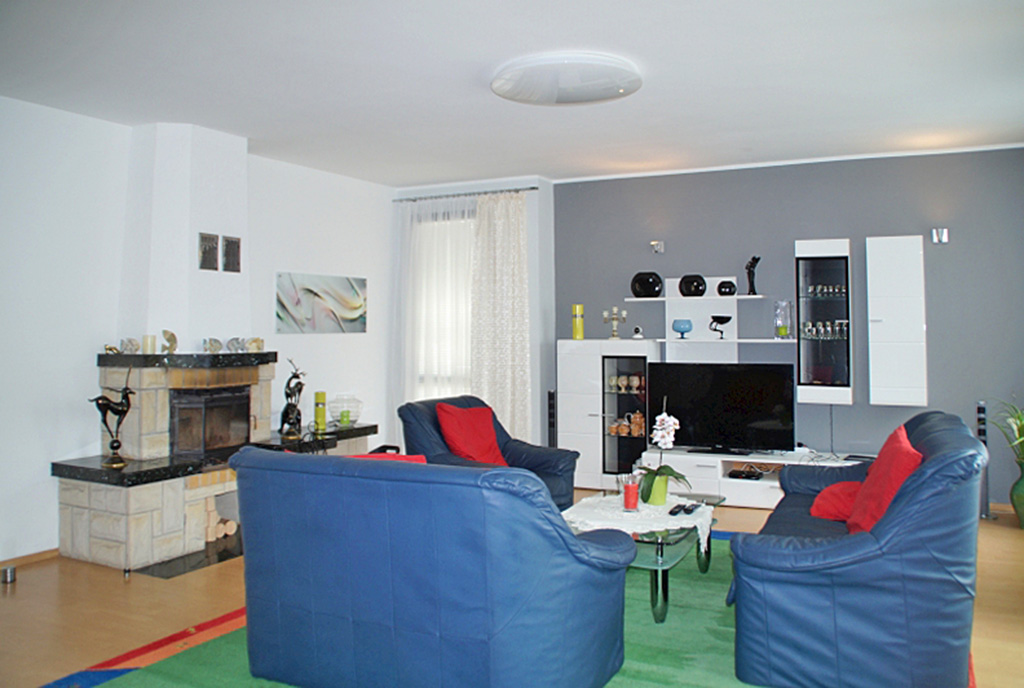 widok na prestiżowy salon w ekskluzywnej willi do wynajmu w Słupsku