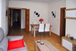 widok od strony salonu na jadalnię w luksusowym apartamencie do sprzedaży w Hiszpanii