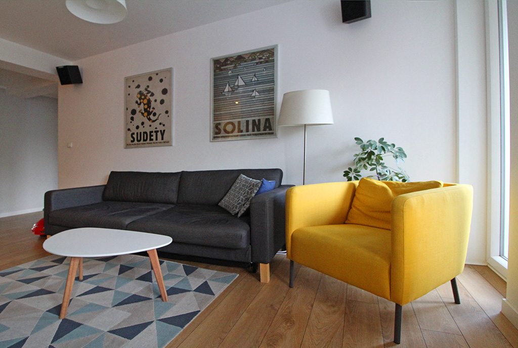 widok z innej perspektywy na prestiżowy salon w luksusowym apartamencie w Krakowie na sprzedaż