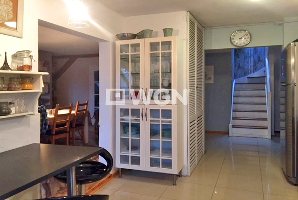 przedpokój i fragment kuchni w luksusowym apartamencie w Legnicy na sprzedaż