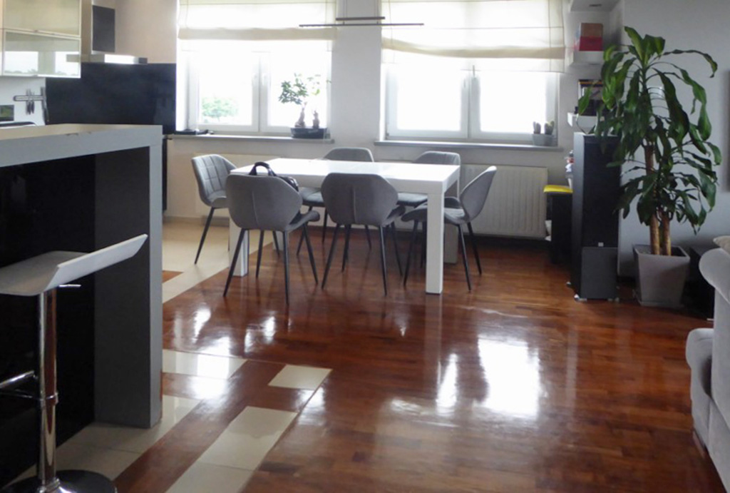 fragment salonu w luksusowym apartamencie w Piotrkowie Trybunalskim na sprzedaż