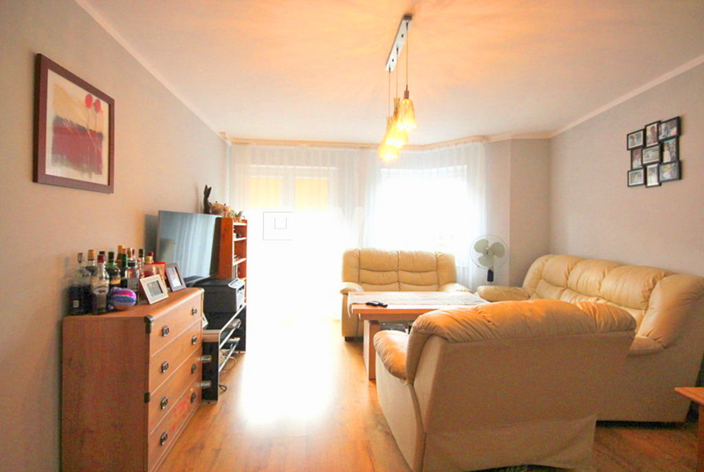 widok z innej perspektywy na komfortowy salon w ekskluzywnym apartamencie do sprzedaży w Szczecinie