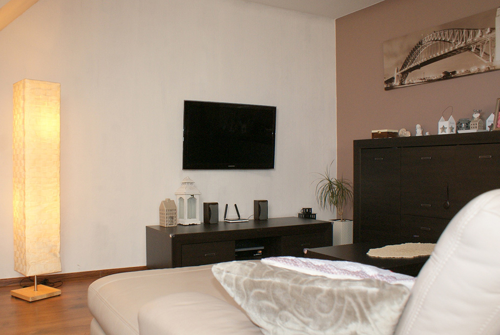 fragment komfortowego salonu w ekskluzywnym apartamencie do sprzedaży w okolicach Legnicy