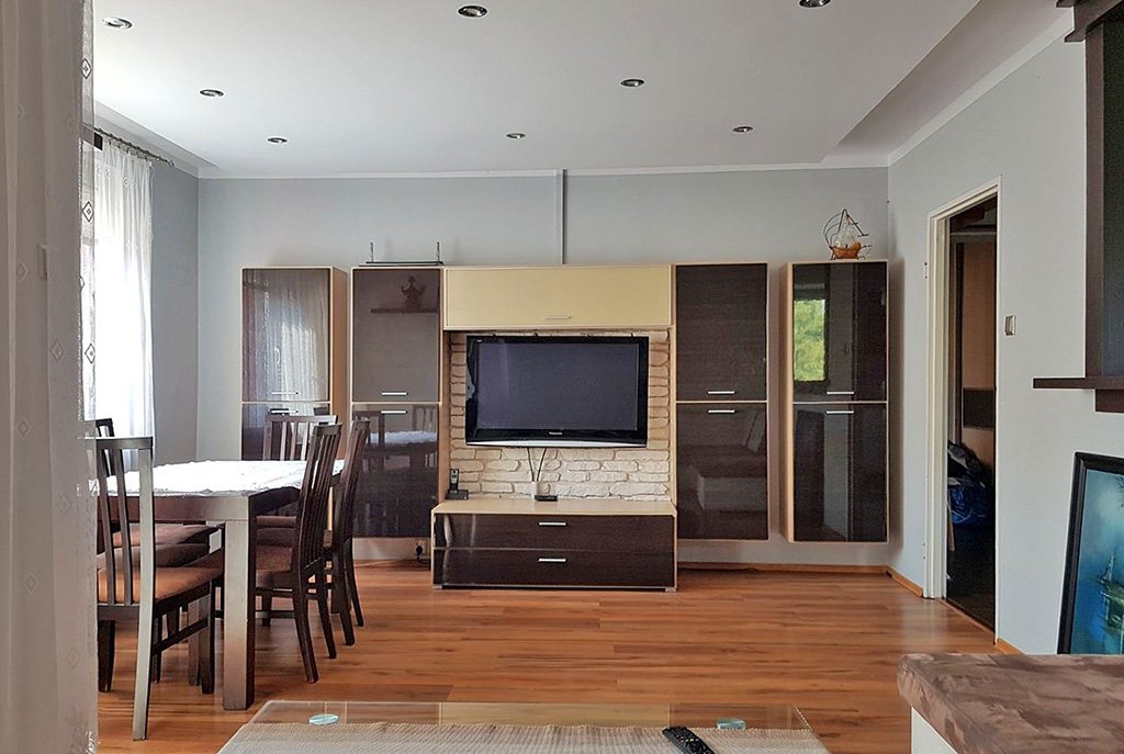 komfortowo umeblowany salon w ekskluzywnym apartamencie do wynajęcia w Krakowie