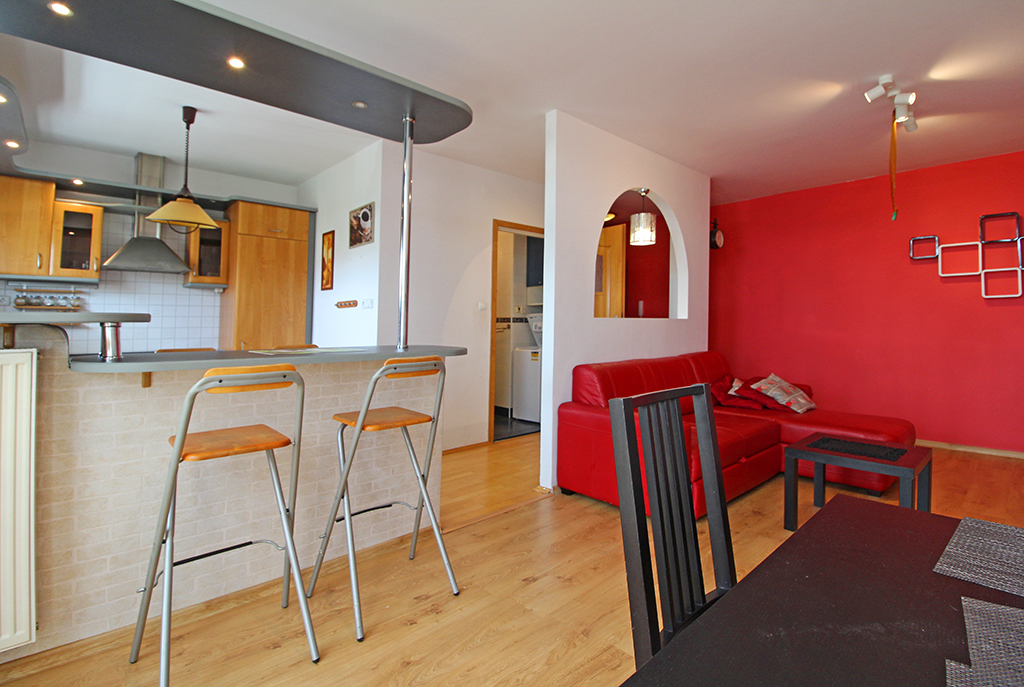 widok na jadalnię i aneks kuchenny w luksusowym apartamencie do wynajmu w Krakowie