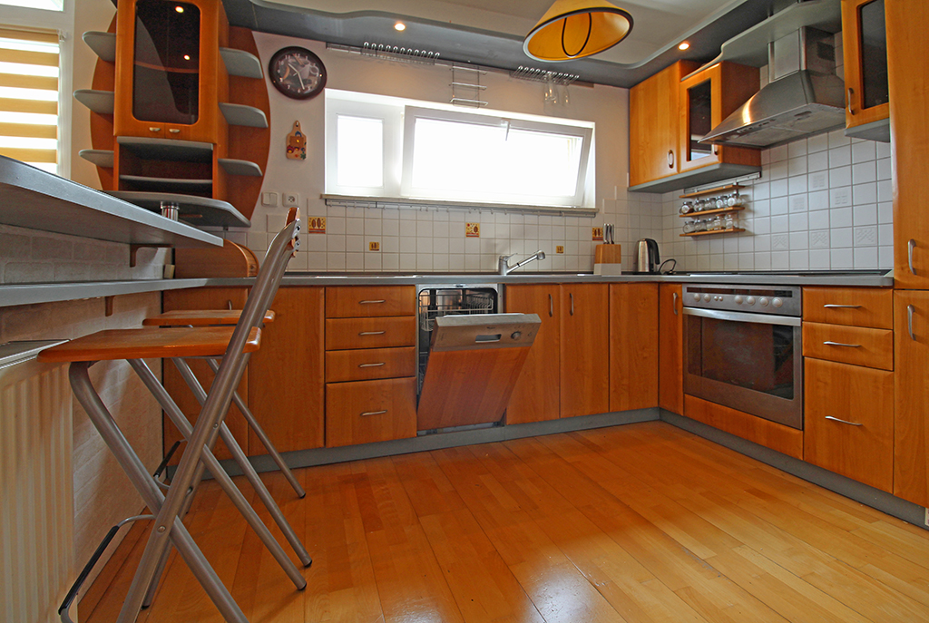 nowocześnie urządzona i umeblowana kuchnia w luksusowym apartamencie w Krakowie na wynajem