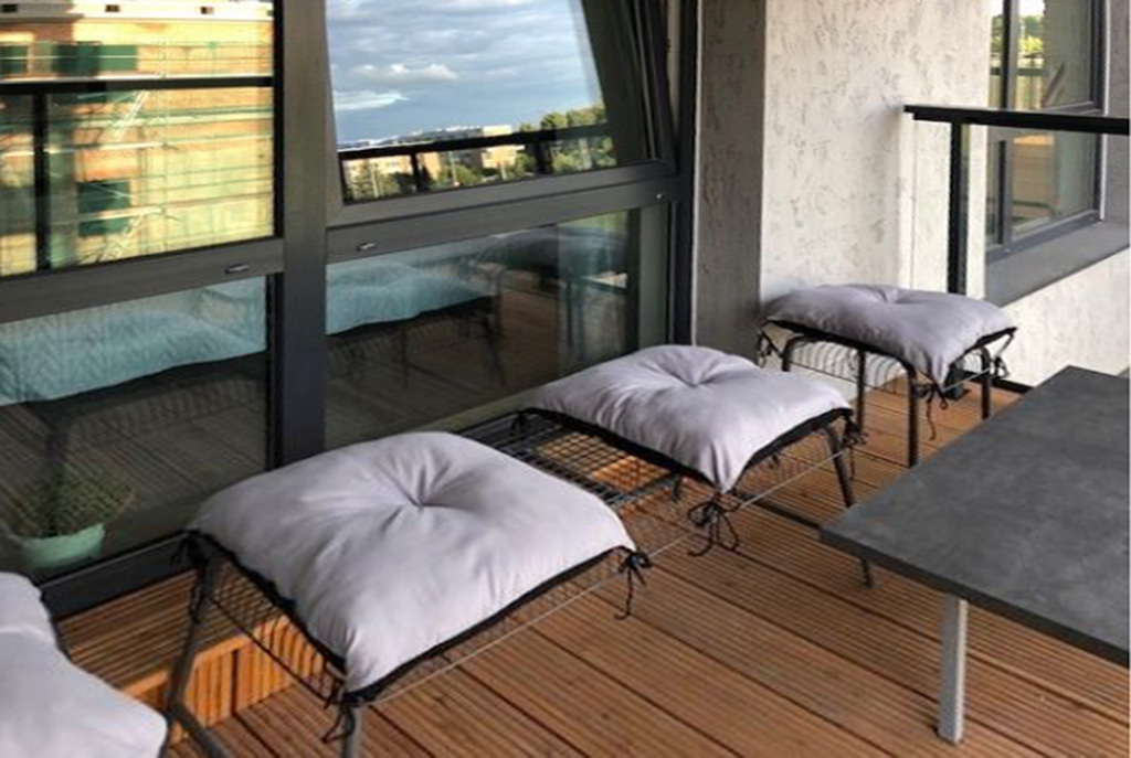 komfortowy balkon w luksusowym apartamencie do wynajmu w Krakowie