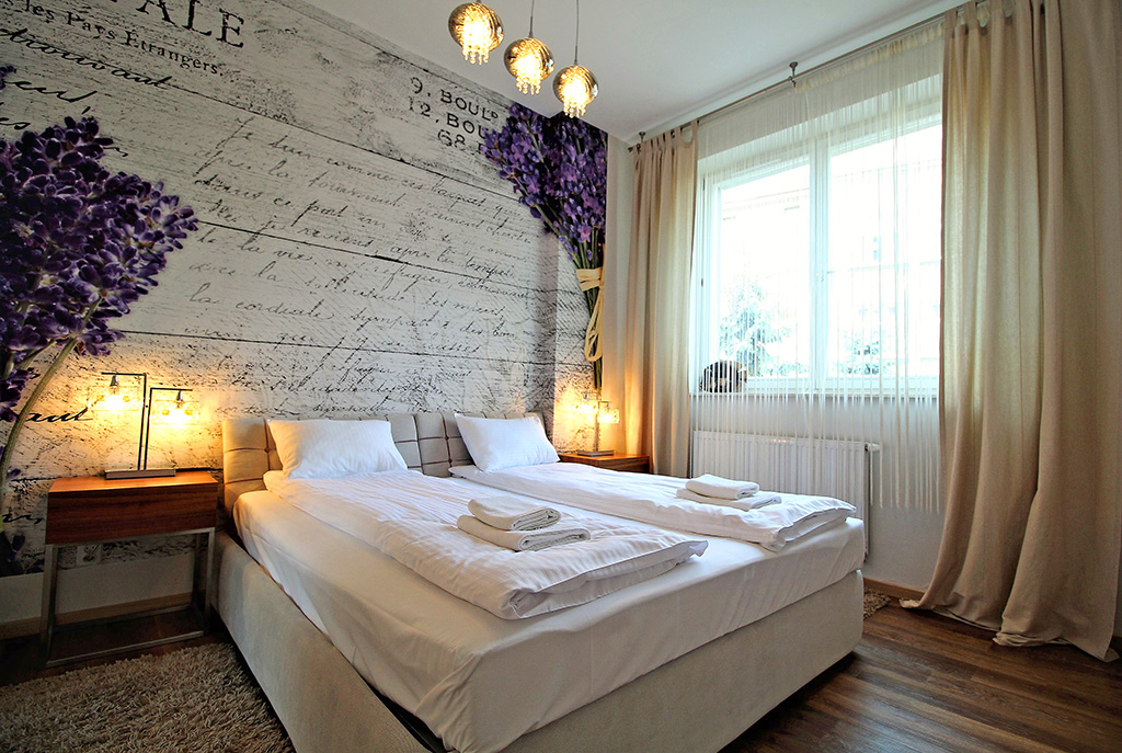 elegancka sypialnia w luksusowym apartamencie do wynajmu w Krakowie