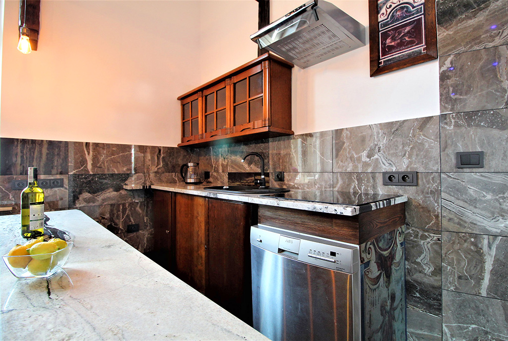 umeblowana stylowo kuchnia luksusowym apartamencie w Krakowie na wynajem