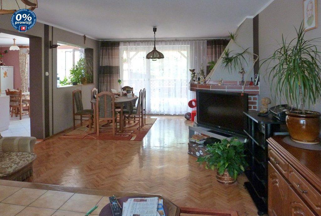 elegancki salon z kominkiem w luksusowej willi na Mazurach na sprzedaż