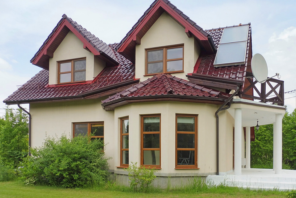 widok od strony ogrodu na ekskluzywną willę do sprzedaży na Mazurach