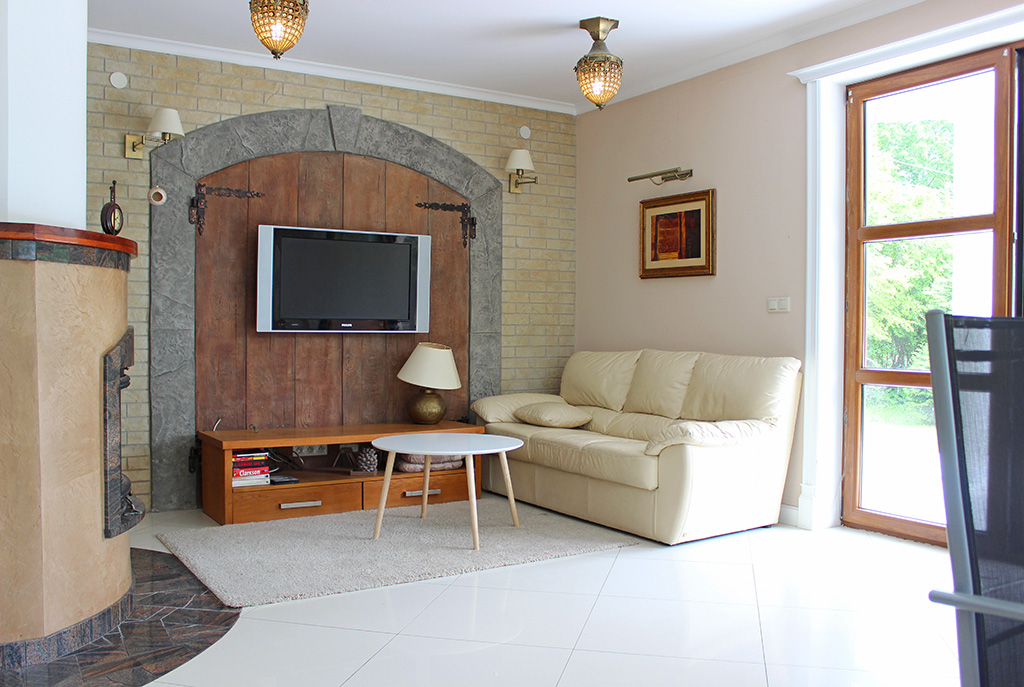 elegancki i prestiżowy salon w ekskluzywnej willi do sprzedaży na Mazurach