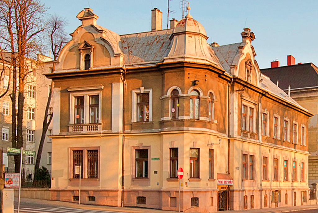 widok z innej perspektywy na luksusową willę do sprzedaży w Bielsku-Białej