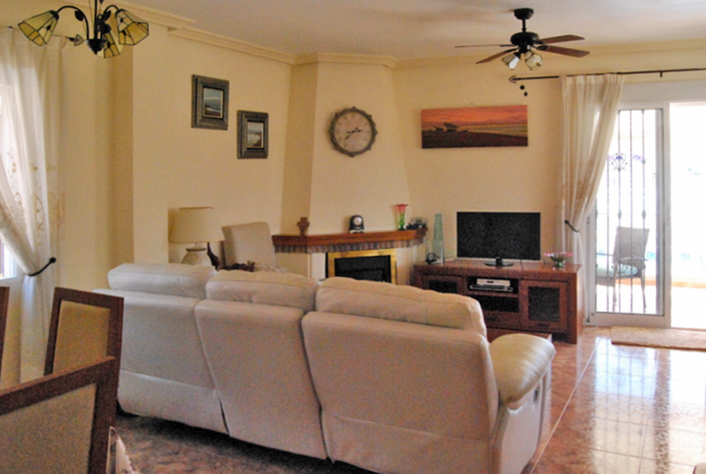komfortowy salon z kominkiem w luksusowym apartamencie w Hiszpanii na sprzedaż