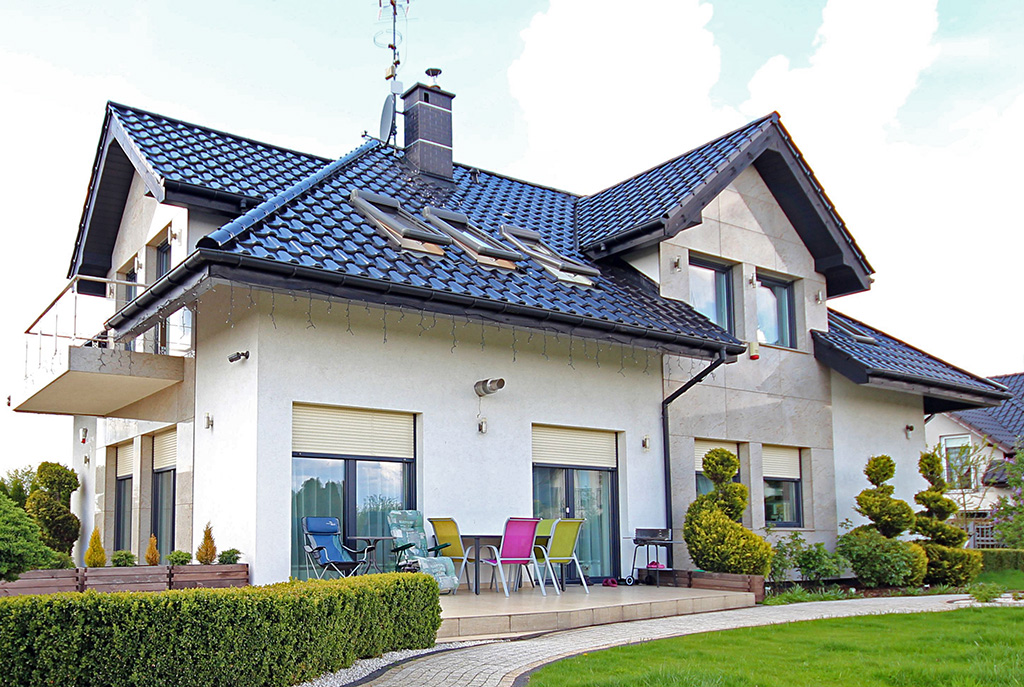 widok od frontu na ekskluzywną willę do sprzedaży w Szczecinie