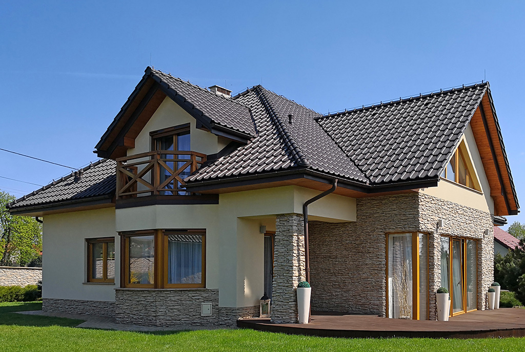 widok od strony ogrodu na ekskluzywną willę do sprzedaży w okolicach Krakowa