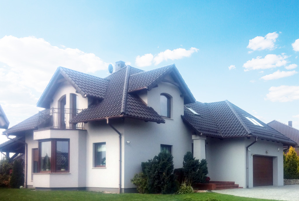 widok od strony ogrodu na ekskluzywną willę do sprzedaży w okolicach Legnicy
