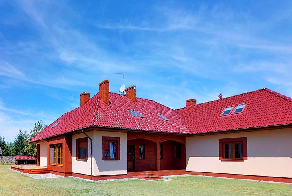 widok od strony ogrodu na ekskluzywną willę do sprzedaży w okolicach Szczecina