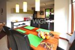 widok od strony jadalni na wnętrze luksusowego apartamentu do wynajmu w Szczecinie